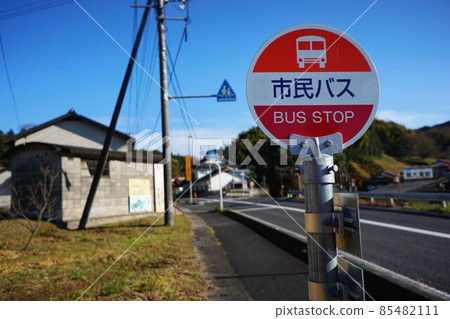 人口稀少的公共汽車站 85482111