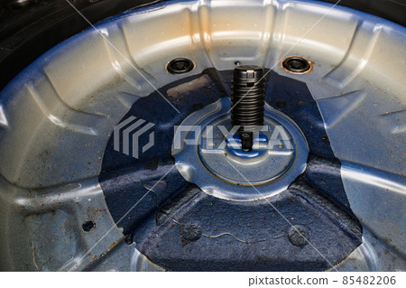 Spare wheel space car, trunk in the car and its components. 85482206