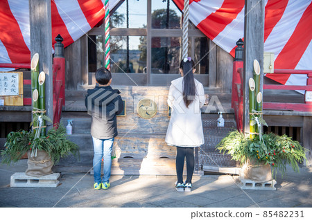 Elementary school children who visit the shrine for the first time 85482231