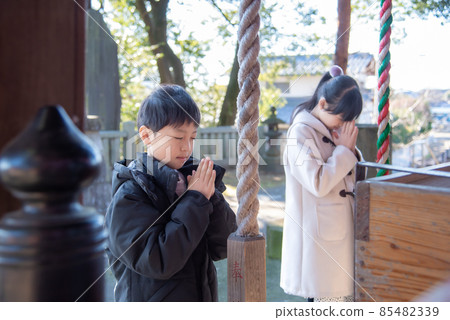 Elementary school children who visit the shrine for the first time 85482339