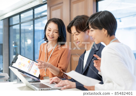 三男一女在辦公室開會 圖片合作：WEEK Shibadaimon（Sun Frontier Fudousan） 85482401