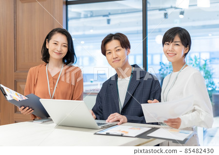 三男一女在辦公室開會 圖片合作：WEEK Shibadaimon（Sun Frontier Fudousan） 85482430