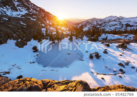 Lake in Sierra Nevada 85482766