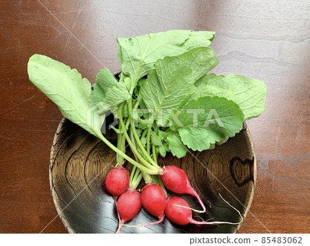 Radishes on a black wooden plate photo material Radishes on a black wooden plate photo material 85483062