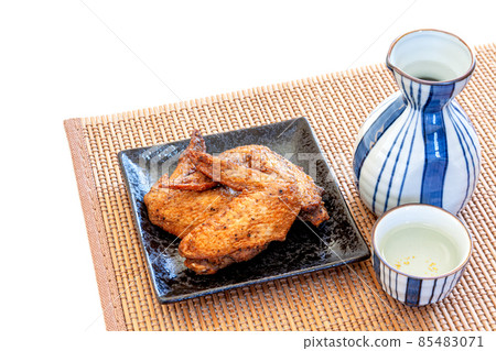 Fried chicken wings and sake [white background] 85483071