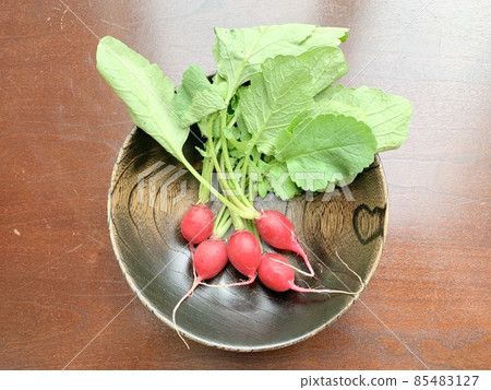 黑色木盤上的蘿蔔照片素材 85483127