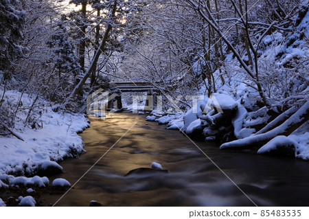 岩手縣花卷市 冬季山間溪流 85483535