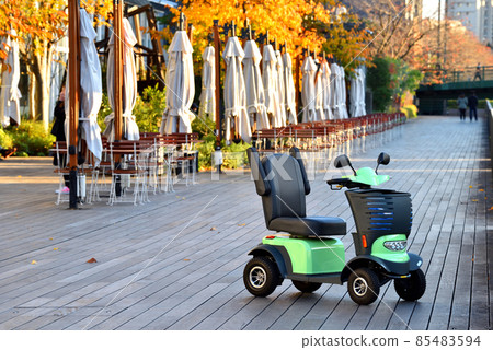 Tennozu Isle's fashionable waterside decks and scooters Tennozu Isle's fashionable waterside decks and scooters 85483594