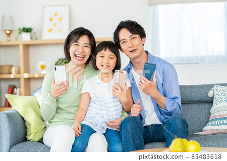 帶智能手機的年輕家庭 帶智能手機的年輕家庭 85483618