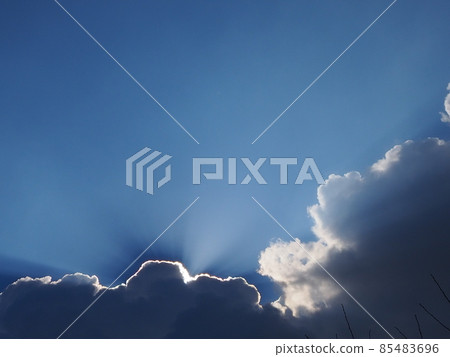 陽光從雲影中漏出 陽光從雲影中漏出 85483696