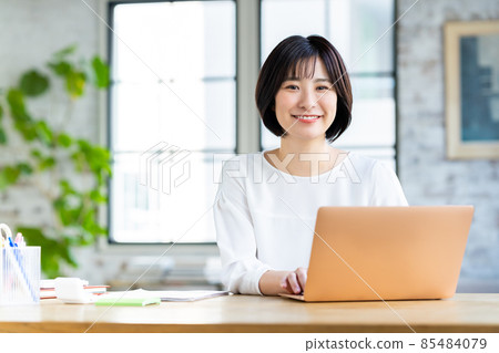 Telework young woman 85484079