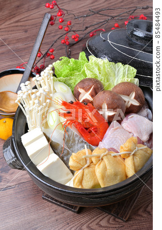 Winter yosenabe (pot dishes, clay pots). It is an image of assorted ingredients in an unheated state. Chinese cabbage, chicken thighs, shiitake mushrooms, etc. 85484493