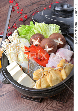 Winter yosenabe (pot dishes, clay pots). It is an image of assorted ingredients in an unheated state. Chinese cabbage, chicken thighs, shiitake mushrooms, etc. 85484495