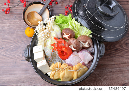 Winter yosenabe (pot dishes, clay pots). It is an image of assorted ingredients in an unheated state. Chinese cabbage, chicken thighs, shiitake mushrooms, etc. 85484497