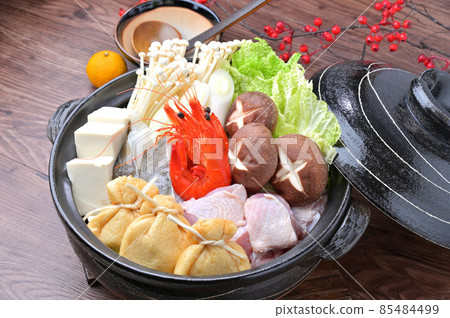 Winter yosenabe (pot dishes, clay pots). It is an image of assorted ingredients in an unheated state. Chinese cabbage, chicken thighs, shiitake mushrooms, etc. 85484499