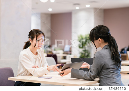 Young woman listening to financial planner's explanation 85484530