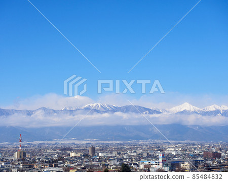 1月(冬天),從山上眺望松本市街和多雲的北阿爾卑斯松本市,長野縣 1月(冬天),從山上眺望松本市街和多雲的北阿爾卑斯松本市,長野縣 85484832