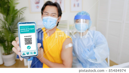 man shows vaccine passport 85484974