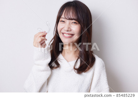 Female with mouthpiece correction Female with mouthpiece correction 85485229