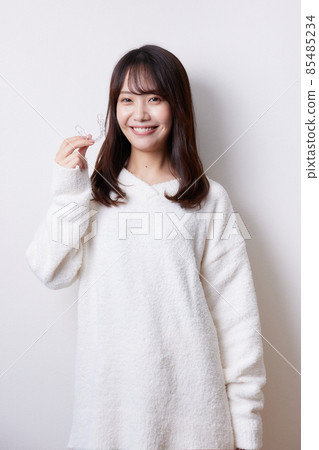 帶吹嘴矯正的女性 帶吹嘴矯正的女性 85485234