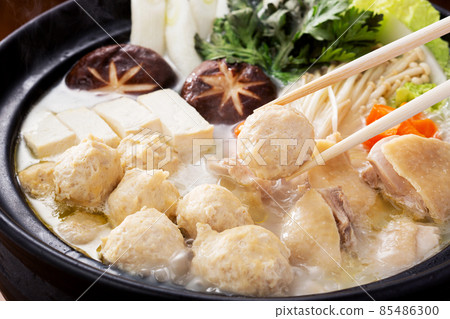 Hot pot dish, mizutaki, chicken hot pot, hot pot image, chicken dumplings, meat dumplings, chopsticks lift 85486300