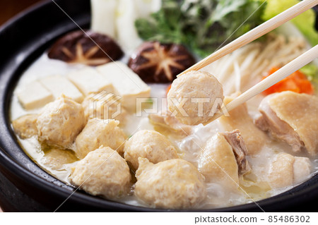 Hot pot dish, mizutaki, chicken hot pot, hot pot image, chicken dumplings, meat dumplings, chopsticks lift 85486302