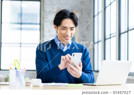 看智能手機的遠程工作中年人 85487027