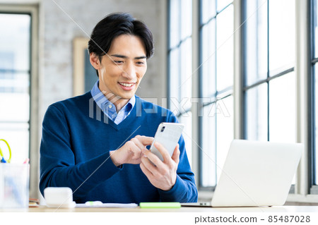 看智能手機的遠程工作中年人 85487028