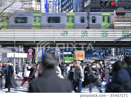 Tokyo cityscape in Japan Start work ... 6 waves invaded, more than 1000 infected people ... Shibuya has many people (promotional car in the back) = 4 days Tokyo cityscape in Japan Start work ... 6 waves invaded, more than 1000 infected people ... Shibuya has many people (promotional car in the back) = 4 days 85487271