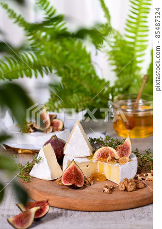 Brie cheese with honey and figs 85487524