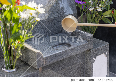 Tomb with beautiful flowers Tomb with beautiful flowers 85487600