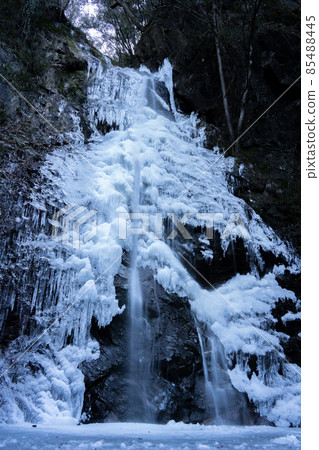 隆冬的冰凍瀑佈景觀 85488445