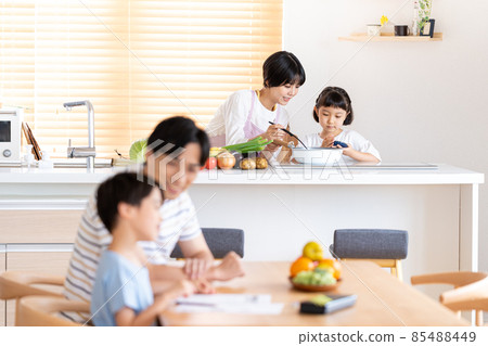 一個家庭 85488449