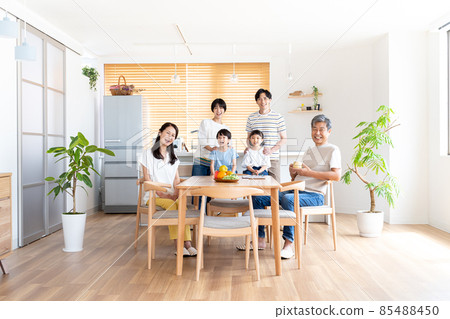 三代家庭在餐廳放鬆 85488450