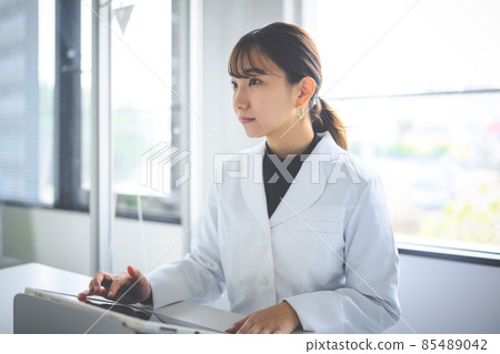 白色的一位女士 85489042