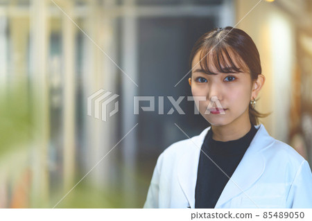 白色的一位女士 85489050