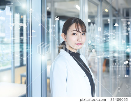 A lady in white 85489065