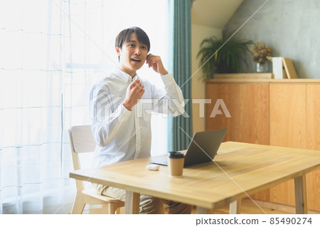 在家的年輕人 85490274