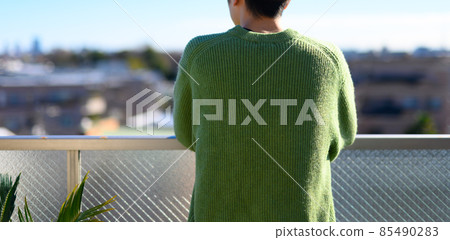 年輕人在陽台上消磨時光 85490283