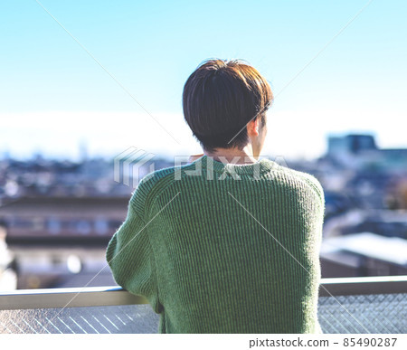年輕人在陽台上消磨時光 85490287