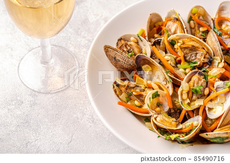 Shells vongole venus clams with vegetables and herbs 85490716