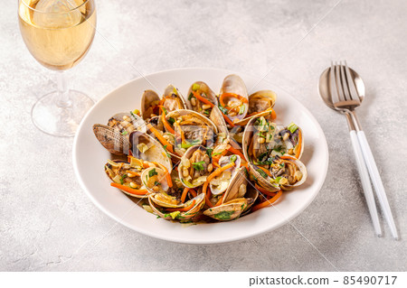 Shells vongole venus clams with vegetables and herbs 85490717