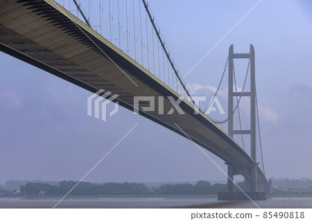 Stunning view across suspension Humber Bridge, Hessle, Hull, Yorksire 85490818