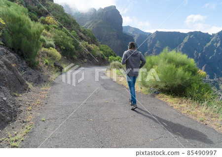 Senior man doing sport exercises 85490997