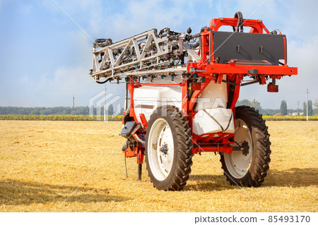The trailed sprayer for leading field crops provides quality spraying in the agricultural sector. 85493170