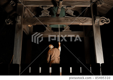 敲響喬亞之鐘的僧侶 85495310