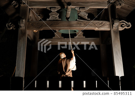 A monk who rings the bell of Joya no kane 85495311