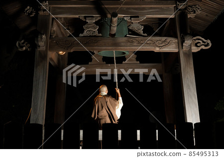A monk who rings the bell of Joya no kane 85495313