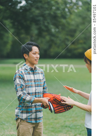 折疊休閒床單的夫婦 85497101