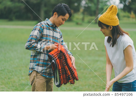 折疊休閒床單的夫婦 85497106